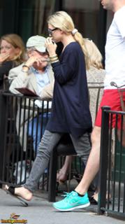 Mary-Kate Olsen feet photo thumbnail