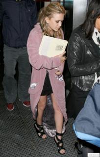 Mary-Kate Olsen feet photo thumbnail