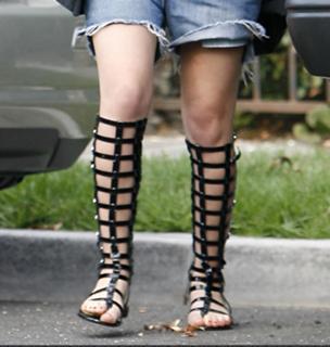 Mary-Kate Olsen feet photo thumbnail
