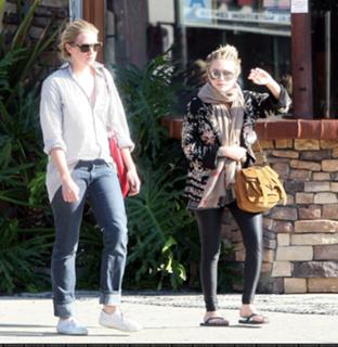 Mary-Kate Olsen feet photo thumbnail