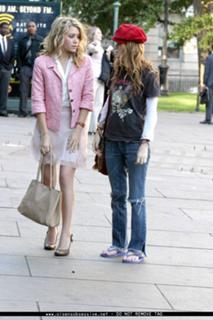 Mary-Kate Olsen feet photo thumbnail