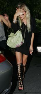 Mary-Kate Olsen feet photo thumbnail