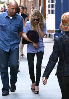 Mary-Kate Olsen feet photo thumbnail