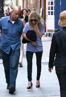 Mary-Kate Olsen feet photo thumbnail