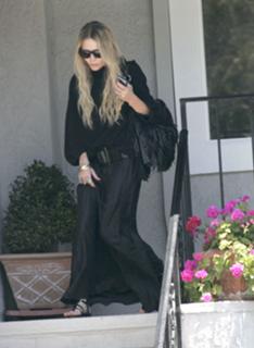 Mary-Kate Olsen feet photo thumbnail