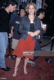 Mary McCormack feet photo thumbnail