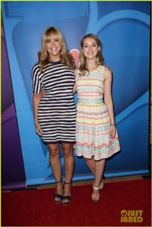 Mary McCormack feet photo thumbnail