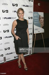 Mary McCormack feet photo thumbnail