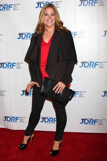 Mary McCormack feet photo thumbnail