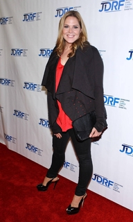 Mary McCormack feet photo thumbnail