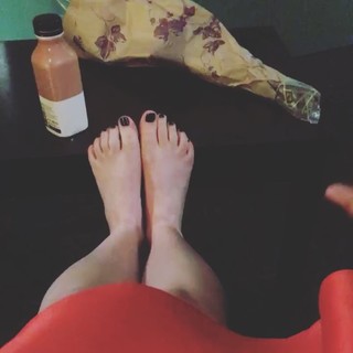 Mary Mouser feet photo thumbnail