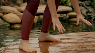 Mary Mouser feet photo thumbnail