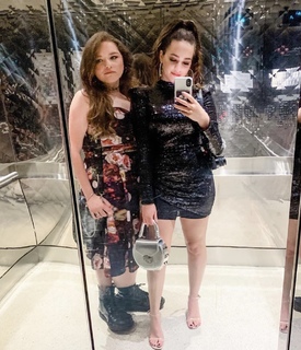 Mary Mouser feet photo thumbnail