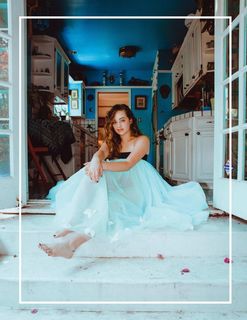 Mary Mouser feet photo thumbnail