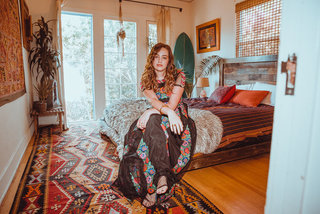 Mary Mouser feet photo thumbnail