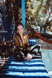 Mary Mouser feet photo thumbnail