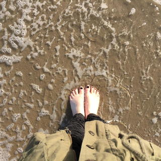 Mary Mouser feet photo thumbnail