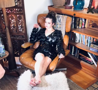 Mary Mouser feet photo thumbnail