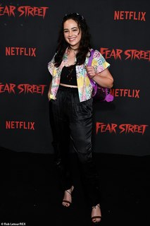 Mary Mouser feet photo thumbnail