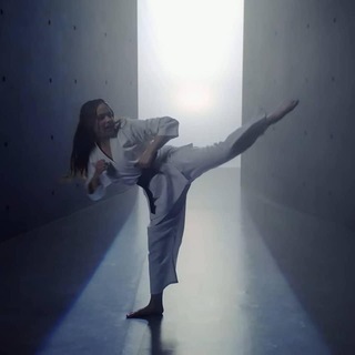 Mary Mouser feet photo thumbnail