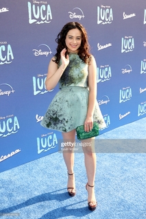 Mary Mouser feet photo thumbnail