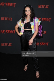 Mary Mouser feet photo thumbnail