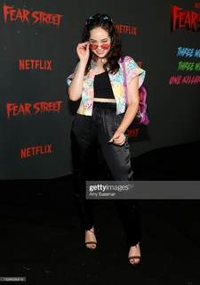 Mary Mouser feet photo thumbnail