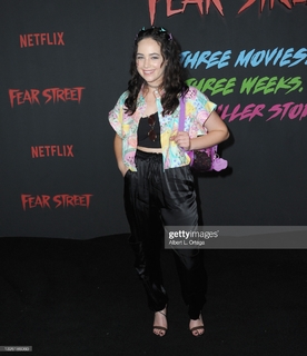 Mary Mouser feet photo thumbnail
