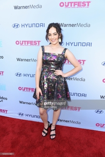 Mary Mouser feet photo thumbnail