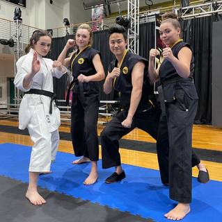 Mary Mouser feet photo thumbnail