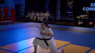 Mary Mouser feet photo thumbnail