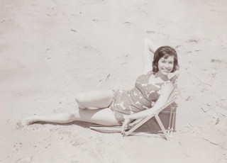 Mary Tyler Moore feet photo thumbnail