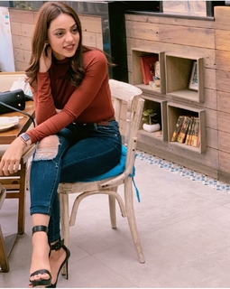 Maryam Noor Sheikh feet photo 9