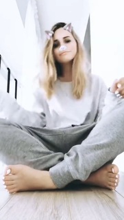 Maryana Ro feet photo 1
