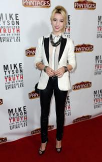 Masiela Lusha feet photo thumbnail