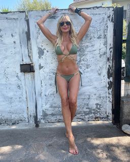 Matilde Brandi feet photo thumbnail
