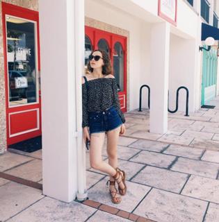 Maude Apatow feet photo thumbnail