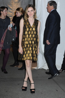 Maude Apatow feet photo thumbnail