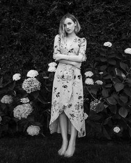 Maude Apatow feet photo thumbnail