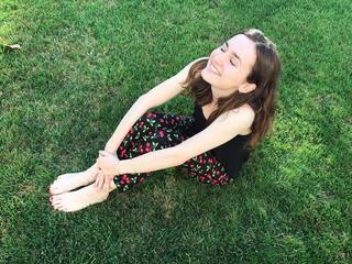 Maude Apatow feet photo thumbnail