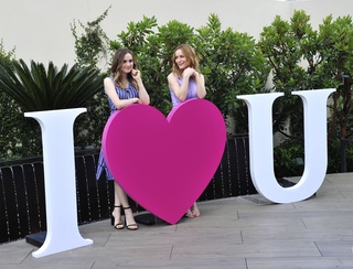 Maude Apatow feet photo thumbnail