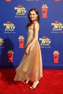 Maude Apatow feet photo thumbnail