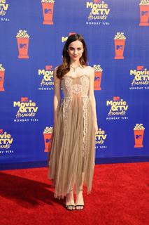 Maude Apatow feet photo thumbnail