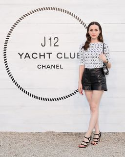 Maude Apatow feet photo thumbnail