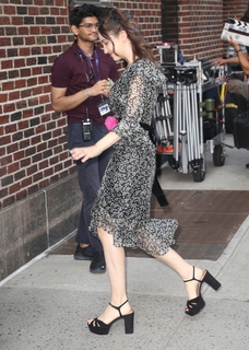 Maude Apatow feet photo thumbnail