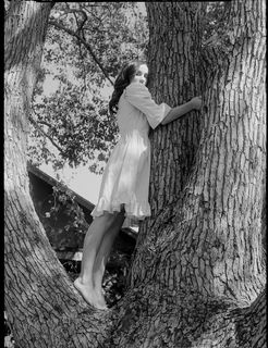 Maude Apatow feet photo thumbnail