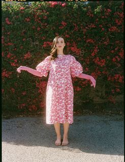 Maude Apatow feet photo thumbnail