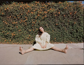 Maude Apatow feet photo thumbnail