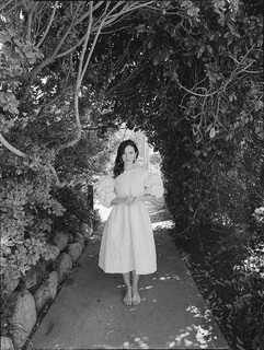 Maude Apatow feet photo thumbnail