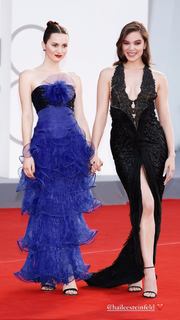 Maude Apatow feet photo thumbnail